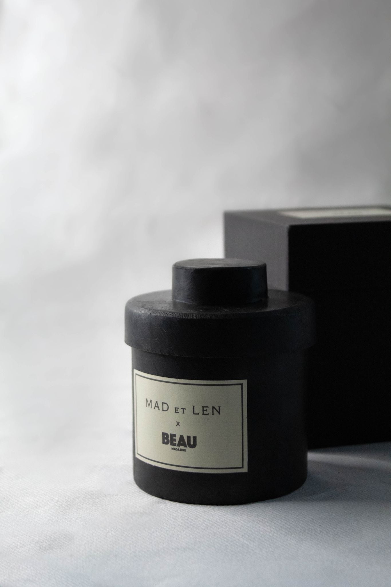 Numbered candle Mad et Len x BEAU Magazine